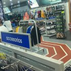 Policías llegar hasta la tienda deportiva asaltada para recabar indicios.