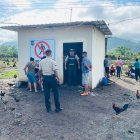 El cuerpo fue descubierto por compañeros, quienes al ingresar a la casita lo vieron inerte.