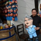 Paúl Herrera dice que los personajes de cómics y los políticos son los más vendidos.