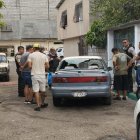 Los policías estaban a bordo de este vehículo cuando fueron atacados a tiros.