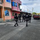 En barrios de las riberas hubo operativos. Policías y militares recorrieron las calles.