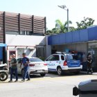 Policías de unidades investigativas arribaron a la estación de servicio para recabar indicios y tomar la versión de lo ocurrido.