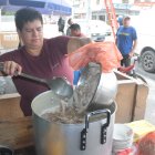 Quienes preparan el famoso plato explican que los clientes piden más pescado que de costumbre.