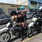 Las viudas se adelantaron para celebrar en las calles del centro de Quito.