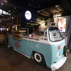 Paula Idrovo adaptó su negocio en un atractivo ‘carapacho’ de una vieja furgoneta.