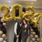 Felipe Caicedo con el pelo amarillo junto a su esposa María García recibió el 2024.