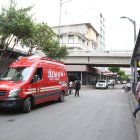 Al sitio acudieron paramédicos en una ambulancia para atender al herido.