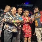 Integrantes del grupo Rumberos en Clave le hizo un regalo especial a la cumpleañera.