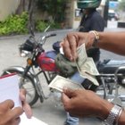 El pago a los prestamistas o chulqueros se realiza a diario. A veces se presta más dinero solo para pagarles a ellos mismos.