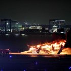 Pasajeros y tripulantes fueron evacuados tras incendio en aeropuerto de Tokio.