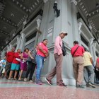 Ciudadanos hacen fila para el pago del impuesto predial en la agencia municipal.