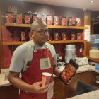 Jerson Stacio era un volante de contención del Deportivo Cuenca, pero en el 2007 cuando estaba en Aucas se retiró. Ahora tiene una cafetería en Cuenca.