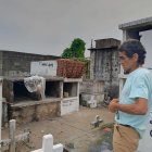 Una sábana café sirve de puerta a su 'departamento', donde descansa en paz en medio de los muertos.