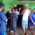 En zonas conflictivas en las que operan clínicas en forma irregular, los funcionarios de Acess van con resguardo policial.