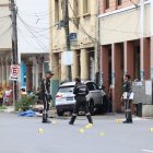 En el sitio del crimen, agentes policiales encontraron 13 indicios balísticos.