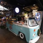 Paula Idrovo adaptó su negocio en el atractivo 'carapacho' de una vieja furgoneta.