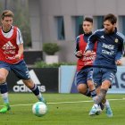 Marcelo Eggel (izq) durante su participación con la selección argentina sub-20 enfrentando a Lionel Messi.