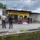 El cuerpo quedó tendido en el exterior de un taller de reparación de motocicletas.