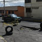 El hundimiento se registró hace casi un mes. Los vecinos colocaron llantas.