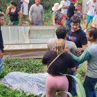 El dolor de los familiares era evidente al ver a su ser querido tendido cerca del taller donde laboraba.