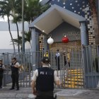 El robo ocurrió en la puerta trasera del centro comercial. Policías detuvieron a sospechoso.