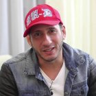 Au-d hace 'mea culpa' que una joven mujer no sea quién es él.