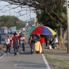 La presencia de comerciantes informales y compradores genera obstrucciones en la ciclorruta de la vía a la costa.