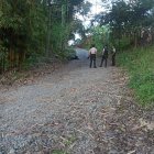 El cuerpo fue hallado en una calle empedrada en el sector de Guayacanes.