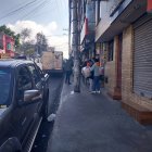 Los parientes de la víctima se abrazaban mientras esperaban que su cuerpo fuera sacado del edificio donde ocurrió el femicidio.