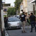 Policías recabaron indicios balísticos, tanto dentro como fuera del coche.