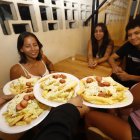 Los platillos que disfrutaron los primos costaron 2 dólares cada uno.