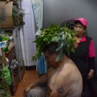 Los males se sacuden con atados de hierbas amargas, directamente en la piel.