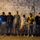 La policía mostró a los siete sujetos que son investigados por el secuestro y muerte de un comerciante hallado el sábado 6 de enero.