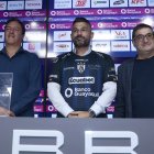 El técnico argentino Javier Gandolfi (c) buscará seguir con la forma de juego de posesión y en busca del arco rival que ha caracterizado a Independiente del Valle.