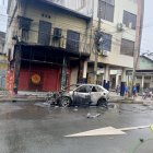 Auto incinerado en Quevedo.