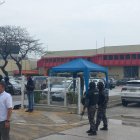 Dos guardias de seguridad el centro comercial fueron atacados a bala.