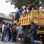 Volquetes ayudaron a movilizar a personas que se quedaron sin poder transportarse