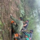 Otros militares ayudaron en las labores de rescate de las víctimas.