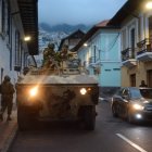 Las calles de Quito, con militares.