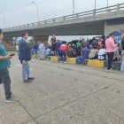 Algunos empleados del canal de televisión fueron dirigidos hacia los bajos de un puente a desnivel, donde eran tomadas sus versiones.