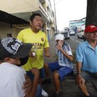 Un grupo de amigos aprovechó la irregularidad de la jornada para reunirse y libar.