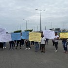 Durante el plantón mostraron carteles en los que pedían que no se derrame sangre en el lugar.