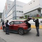 Este es el lugar de trabajo de David. Ahora revisan todos los vehículos.