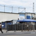 Militares y policías vigilan los exteriores de la cárcel de Machala.