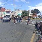 En el exterior de la cárcel de Ambato, familiares de internos esperan por información.