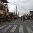 Policías acordonaron el sector donde se registró el hecho. Las víctimas quedaron dentro del local.