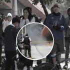 Habitantes observan con preocupación cómo los policías realizan su trabajo cerca de la bomba.