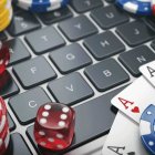Actualmente, la industria de los juegos digitales, incluyendo los mejores casinos online y las plataformas de apuestas en línea, están encarando los retos que implica el cambio generacional de los jugadores. En efecto, los denominados “millenials” y “la generación Z” al ser más jóvenes y haber crecido en la plena expansión digital, tienen hábitos de consumo muy diferentes a los jugadores clásicos; por lo que las casas de apuestas necesitan encontrar formas de atraer a este grupo demográfico más joven y aumentar así su participación y lealtad.
Analicemos a continuación tres formas eficaces con las que estas plataformas de juegos y entretenimiento puede llegar, de manera más efectiva, a las audiencias más jóvenes.


Ofrecer experiencias más inmersivas e interactivas 
Una de las principales características que suele buscar el público más joven en los principales casinos online en Ecuador es la experiencia inmersiva e interactiva. De hecho, cuando consiguen una plataforma que les brinde experiencias visuales enriquecedoras y a su vez, les permitan interactuar con otros jugadores de forma realista, suelen retornar y por ende, se fidelizan. Por lo tanto, los casinos online en Ecuador pueden aprovechar este deseo de inmersión e interacción, brindando opciones de apuestas más innovadoras y diversas, como por ejemplo: las apuestas en vivo, apuestas de utilería, deportes de fantasía, deportes electrónicos y realidad virtual. 


Centrarse en la experiencia móvil
Las audiencias jóvenes son mucho más afines a la movilidad, por lo que si una plataforma de juegos online quiere atraerlos y fidelizarlos, debe, sí o sí, centrarse en la experiencia de los móviles. Estas Apps deben ser responsivas, fáciles de usar y sobre todo, que se ejecuten de manera totalmente fluida. Además, también deben ser capaces de aprovechar las tecnologías con las que cuentan los móviles hoy en día: sensores, cámaras, biometría, etc. 
Es importante reseñar que los móviles han tenido una notable evolución tanto en software como en hardware en los últimos 5 años, hasta el punto de tener una potencia relativamente similar al PC. Por ende, las plataformas móviles de juegos en línea ya no tienen limitaciones en cuanto a hardware gráfico, CPU y capacidad de RAM a la hora de proporcionar juegos móviles fluidos e inmersivos.


Utilizar las redes sociales y personas influyentes para generar confianza y conciencia
Otra forma en que las casas de apuestas pueden llegar a un público más joven y fidelizarlo es aprovechando las redes sociales y los llamados “influencers” para generar confianza y conciencia. Es más probable que las audiencias más jóvenes confíen en las recomendaciones de sus pares y modelos a seguir que en las de las fuentes publicitarias tradicionales. Por lo tanto, las casas de apuestas pueden utilizar plataformas sociales como: X (Twitter), Instagram, YouTube y TikTok, para crear contenido atractivo e informativo, como consejos, avances, reseñas, podcasts y vídeos, que puedan educar y entretener a los apostadores jóvenes potenciales. También pueden asociarse con personas influyentes, como atletas, celebridades y expertos, que pueden respaldar su marca y sus productos, y generar un boca a boca positivo.


Fomentar el juego responsable
Si bien hay un creciente interés en atraer a las audiencias más jóvenes, también es muy importante fomentar e inculcar el juego responsable. De esta manera, el operador no solo garantiza transacciones y juegos justos, sino que, además, demuestra su compromiso social en cuanto a evitar que las nuevas generaciones caigan en la ludopatía y otros problemas derivados del abuso en los juegos y apuestas online.