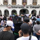 Madres, padres y familiares se apostaron frente a la gobernación en búsqueda de respuesta ante retención de guías penitenciarios.