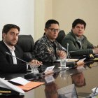 El general César Zapata (centro) habría sido el objetivo de tres presuntos terroristas.